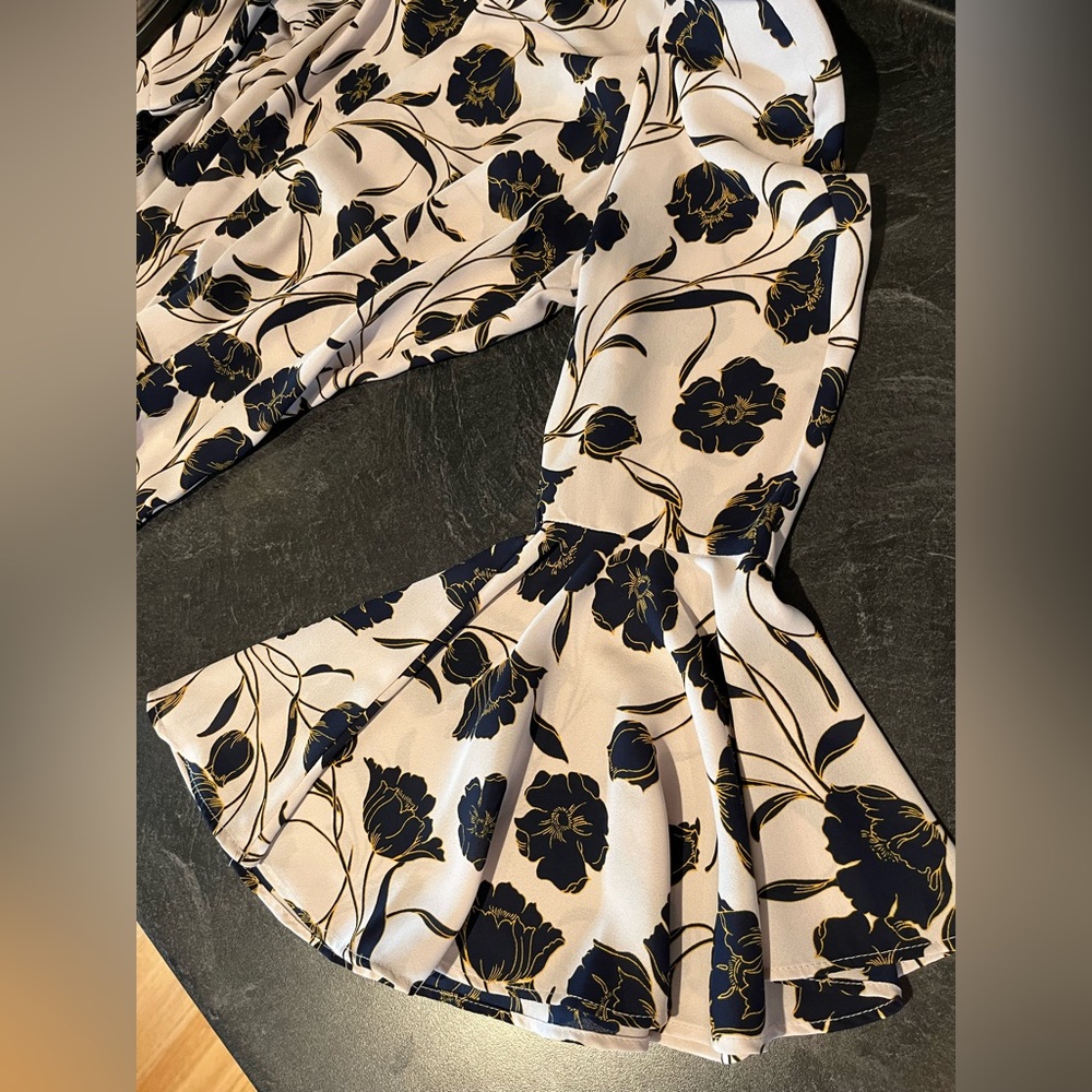 Floral print blouse with bell sleeves